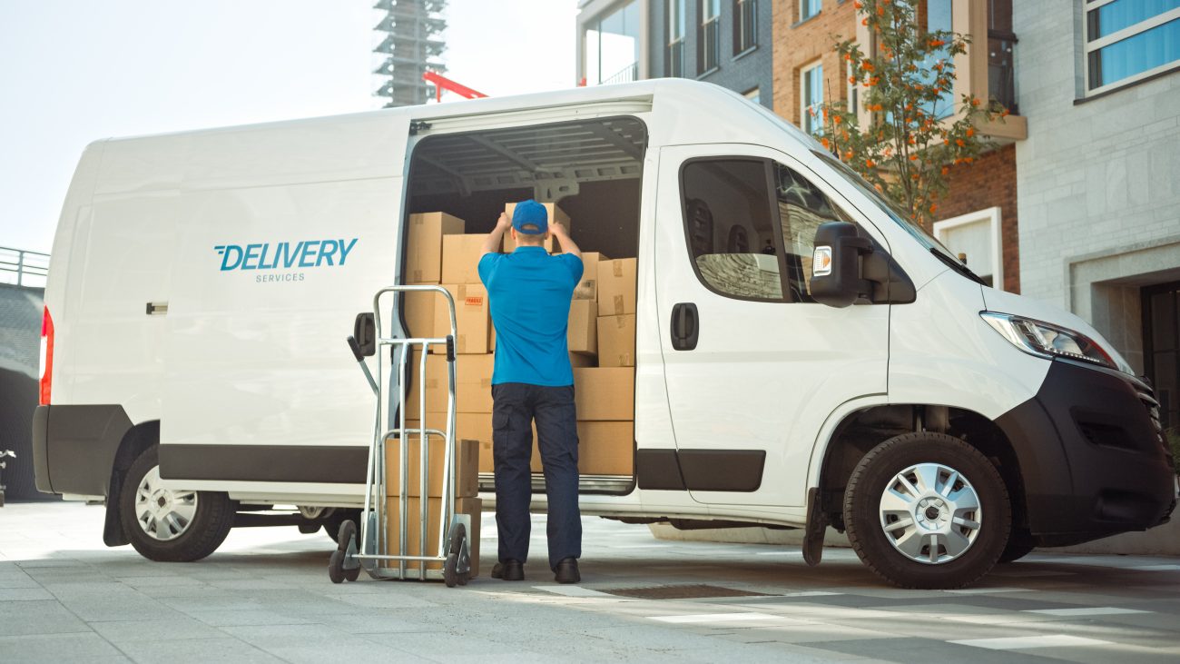 荷物を車に積み込んでいる人